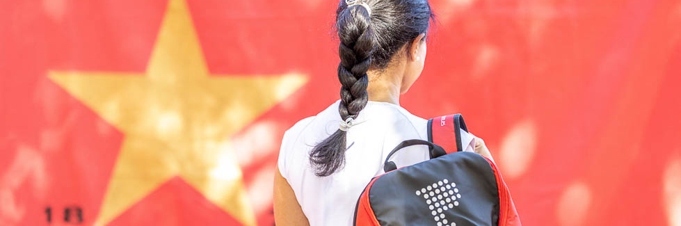 Jugadora de espaldas con una mochila del Circuito de Pádel Estrella Damm